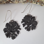 Load image into Gallery viewer, Foliose Sway - Dangle earring
